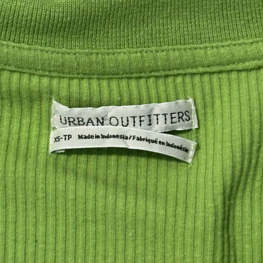 Green Collared Button-Up Top - Picture 4 of 4